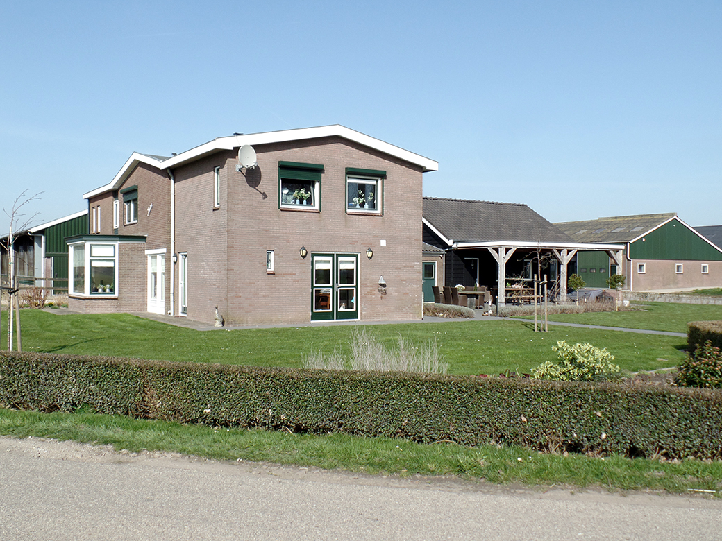 inmiddels aangepaste standaardboerderij; aanbouw en veranda