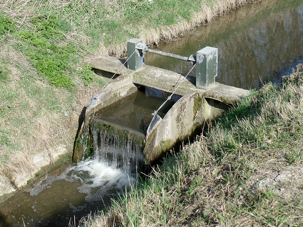 stuwen reguleren het waterpeil in de hele Tielerwaard